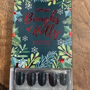 “Boughs of Holly” Red Aspen Nail Dashes | DIY Nails